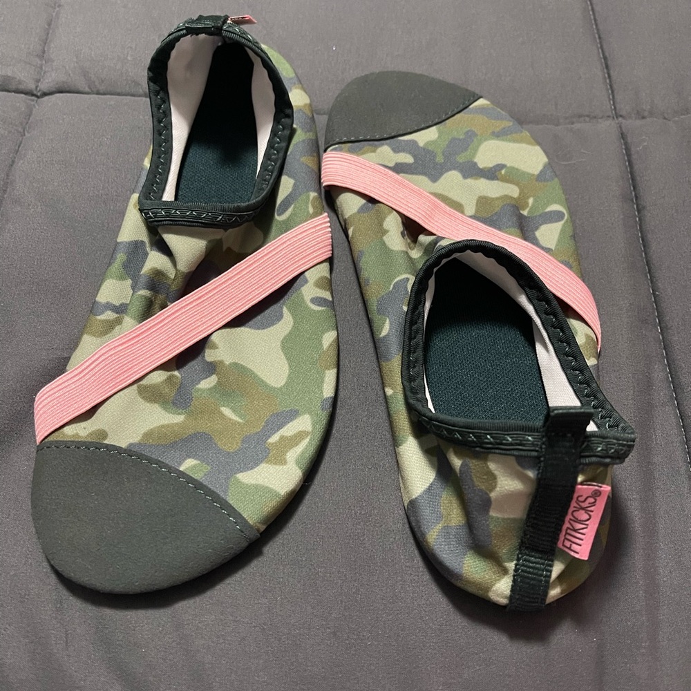 FITKICKS Women’s Special Edition Active Lifestyle Footwear – Camo w/ Pink Size S